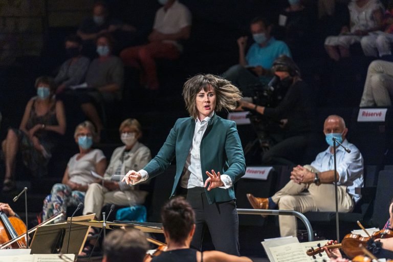 First semi-final of the La Maestra competition with the Paris Mozart Orchestra. The Maestra, 1st edition of the International Conductors Competition. Twelve candidates conduct the Paris Mozart Orchestra during the semifinals and finals of the competition which takes place from 14 to 18 September 2020 at the Philharmonie de Paris. Paris, September 15, 2020.
Première demi-finale du concours la Maestra avec le Paris Mozart Orchestra. La Maestra, 1ere edition du Concours International de Cheffes d Orchestre. Douze candidates dirigent l orchestre du Paris Mozart Orchestra durant les demies-finales et finales du concours qui se tient du 14 au 18 Septembre 2020 a la Philharmonie de Paris. Paris, le 15 septembre 2020.